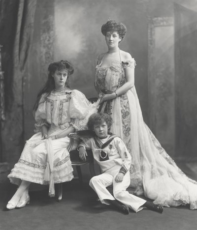 Vicomtesse Knollys en haar kinderen, gefotografeerd bij de ontvangst van de kroningsmedailles van koning Edward VII, 1902 door Lafayette Studio